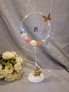 Centro de mesa chico 25cm aro con pie dije flores y mariposa - comprar online