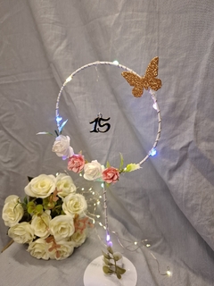 Centro de mesa chico 25cm aro con pie dije flores y mariposa