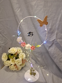 Imagen de Centro de mesa chico 25cm aro con pie dije flores y mariposa