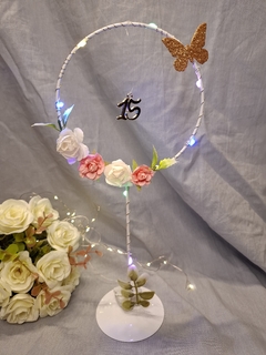 Centro de mesa chico 25cm aro con pie dije flores y mariposa - Somos tu Evento
