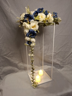 Centro de mesa floral con soporte de hierro rectangular y velitas led en internet