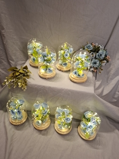 Imagen de CENTRO DE MESA cupula con flores y luz led 15x10 cm