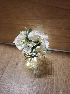 centro de mesa frasco con flores luz led en internet