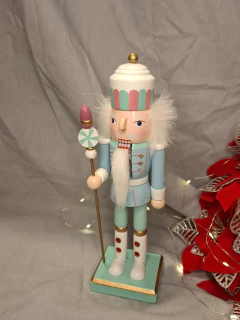 CASCANUECES DE MADERA 25CM PASTEL - comprar online