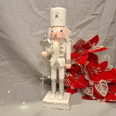 Imagen de CASCANUECES DE MADERA 25CM BLANCO Y PLATEADO