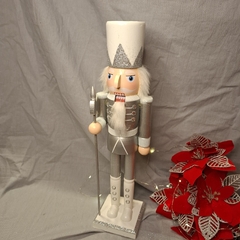 CASCANUECES DE MADERA 38CM BLANCO Y PLATEADO