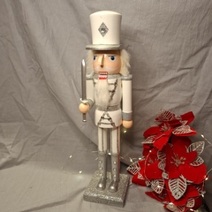 CASCANUECES DE MADERA 38CM BLANCO Y PLATEADO - Somos tu Evento