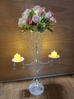 Centro de mesa candelabro con flores. luces led y caireles - comprar online
