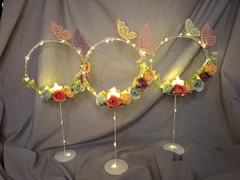 Imagen de Centro De Mesa Aro Pie Led Con Mariposas Y Flores