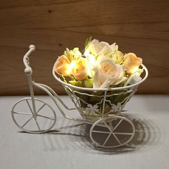 bici hierro canasto ovalado con flores y luz - Somos tu Evento