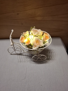 bici hierro canasto ovalado con flores y luz - tienda online