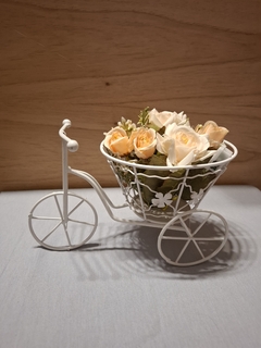 Imagen de bici hierro canasto ovalado con flores y luz