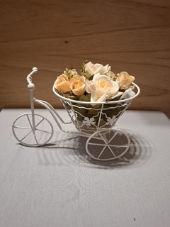 bici hierro canasto ovalado con flores y luz