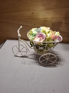 bici hierro canasto ovalado con flores y luz - comprar online