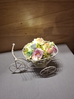 bici hierro canasto ovalado con flores y luz - Somos tu Evento