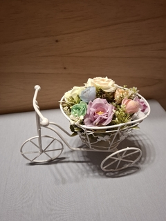 bici hierro canasto ovalado con flores y luz en internet