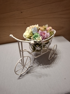 bici hierro canasto ovalado con flores y luz - comprar online