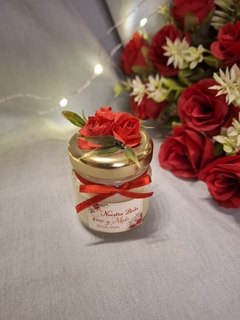 frasquito con vela de soja aromatica con flores - Somos tu Evento