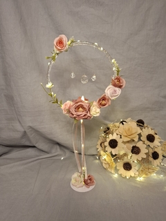 centro de mesa aro pie con luces caireles flores y cintas en internet