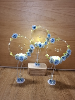 Imagen de centro de mesa aro pie con luces caireles flores y cintas