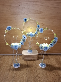 centro de mesa aro pie con luces caireles flores y cintas
