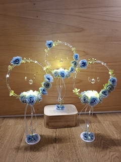 centro de mesa aro pie con luces caireles flores y cintas - Somos tu Evento