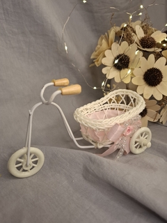 Imagen de bici mimbre con moño