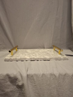 BANDEJA DE MARMOL CON MANIJAS DORADAS 30X20CM - tienda online