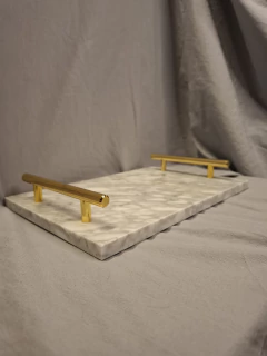 BANDEJA DE MARMOL CON MANIJAS DORADAS 30X20CM - tienda online