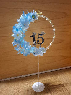 centro de mesa aro pie luces led flores y numeros en internet