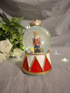 Bola De Nieve Navideña Cascanuez 8.5x13cm en internet