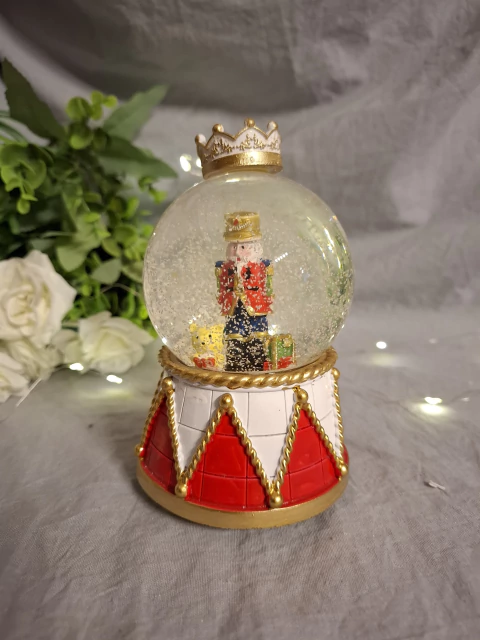 Bola De Nieve Navideña Cascanuez 8.5x13cm - comprar online