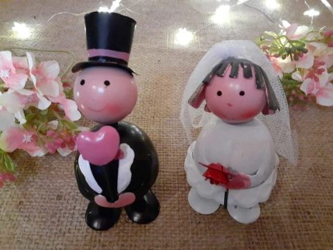 souvenir o adorno para torta pareja de novios de metal