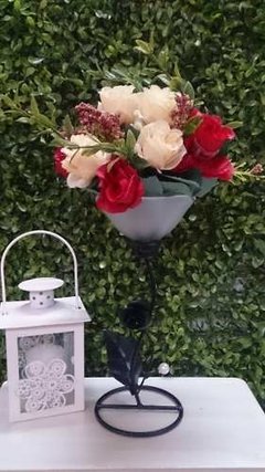 Centro De Mesa candelabro Con Flores - Somos tu Evento