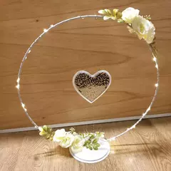 centro de mesa aro de hierro con flores y aplique
