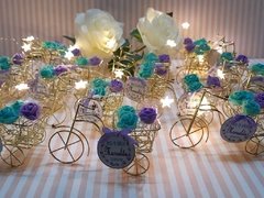 Mini bici dorado plateado souvenir con flores y tarjeta en internet