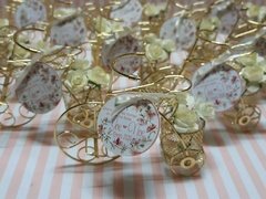 Mini bici dorado plateado souvenir con flores y tarjeta - Somos tu Evento