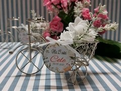 Imagen de Mini bici dorado plateado souvenir con flores y tarjeta