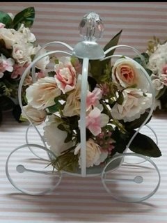Centro de mesa carroza con flores - Somos tu Evento