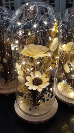 cúpula de vidrio con flores secas y luz led 27 cm - Somos tu Evento