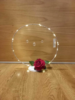 centro de mesa aro de hierro con rosa y luces led en internet