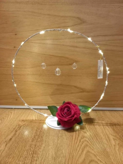 centro de mesa aro de hierro con rosa y luces led