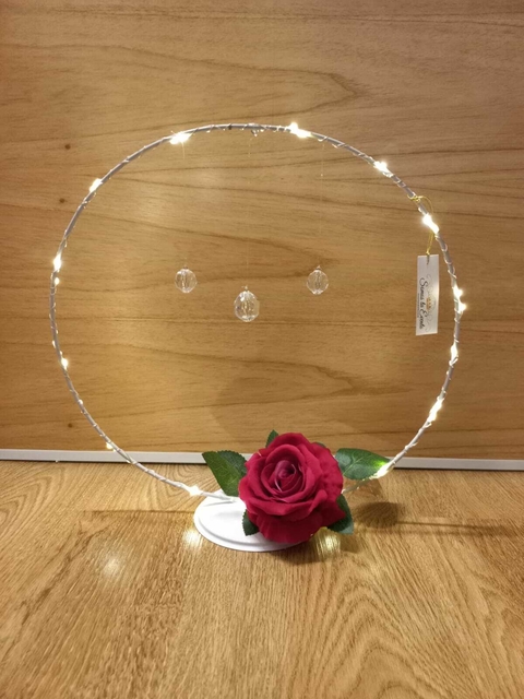 centro de mesa aro de hierro con rosa y luces led