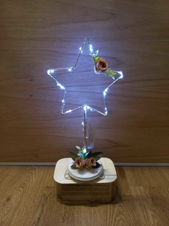centro de mesa estrella con luces led y flores - Somos tu Evento