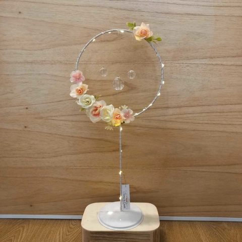 Centro De Mesa Aro con pie, flores, caireles y luces led - comprar online