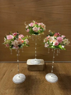 Centro de mesa floral 45 cm con caireles y luces led - Somos tu Evento