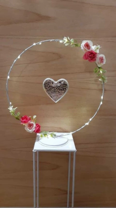 centro de mesa aro de hierro con flores y aplique - Somos tu Evento