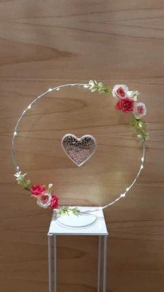 centro de mesa aro de hierro con flores y aplique en internet