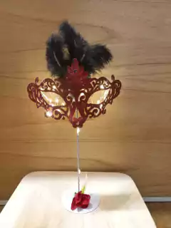 Centro de mesa antifaz con luces led en internet