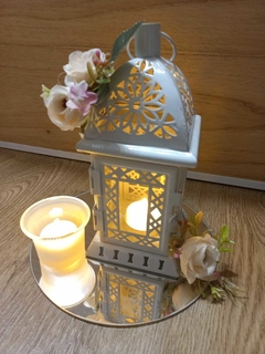 CENTRO DE MESA FAROL CON FLORES ESPEJO Y VELAS LED